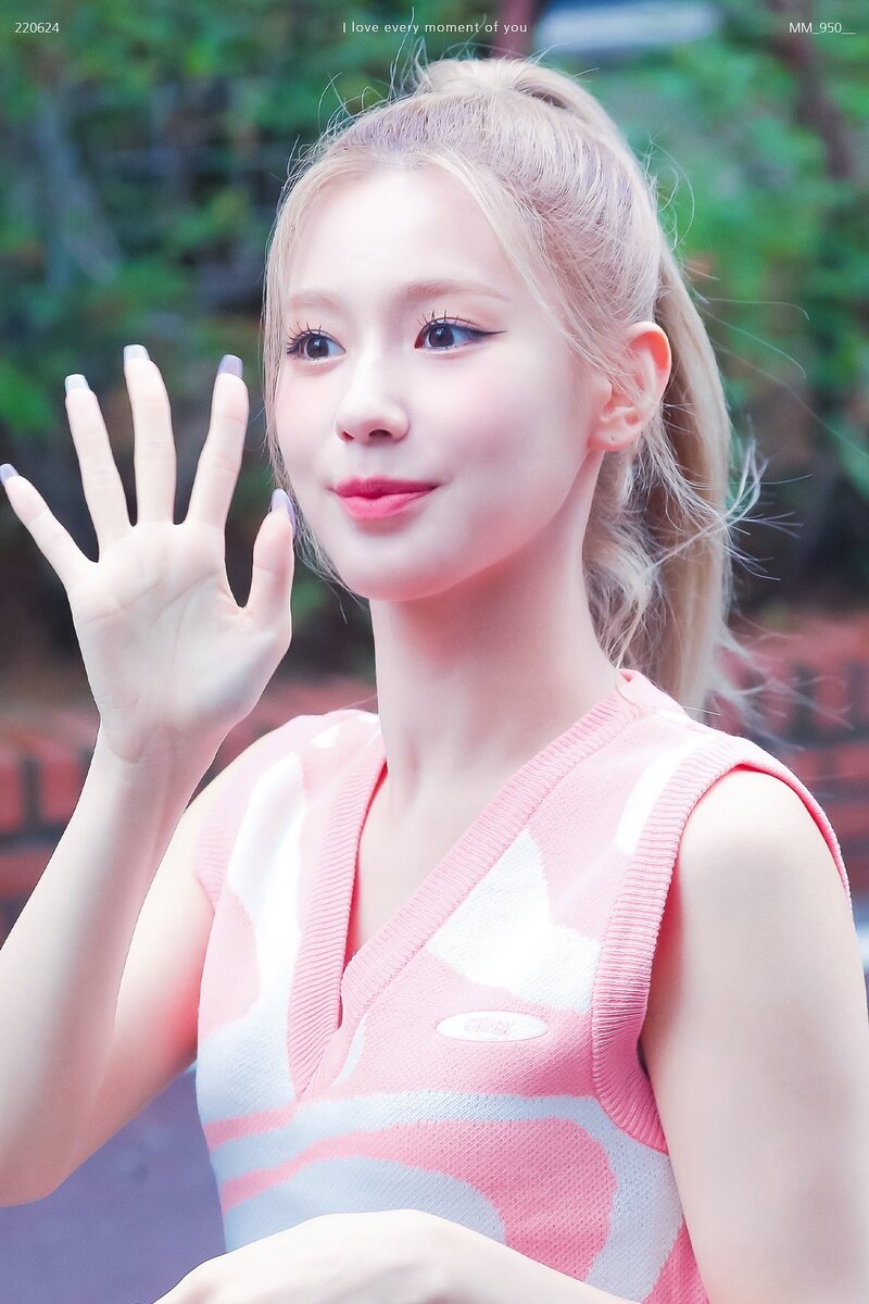 220624 (G)I-DLE Miyeon - Music Bank Commute documents 3