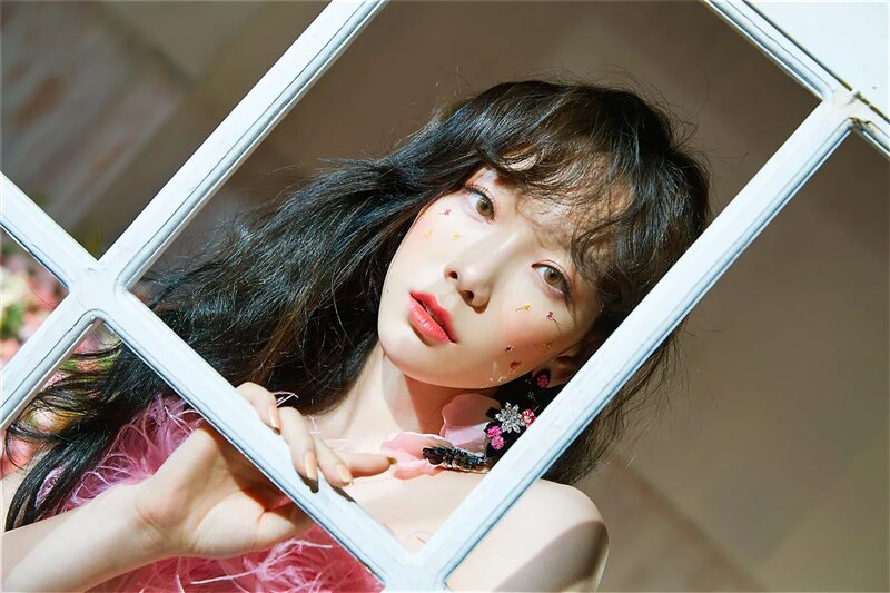 Taeyeon_My_Voice_Deluxe_Edition_concept_photo_(9).png