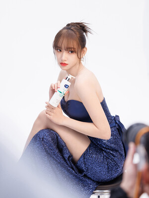 230322 Cheng Xiao Weibo Studio - Vaseline Photoshoot Behind