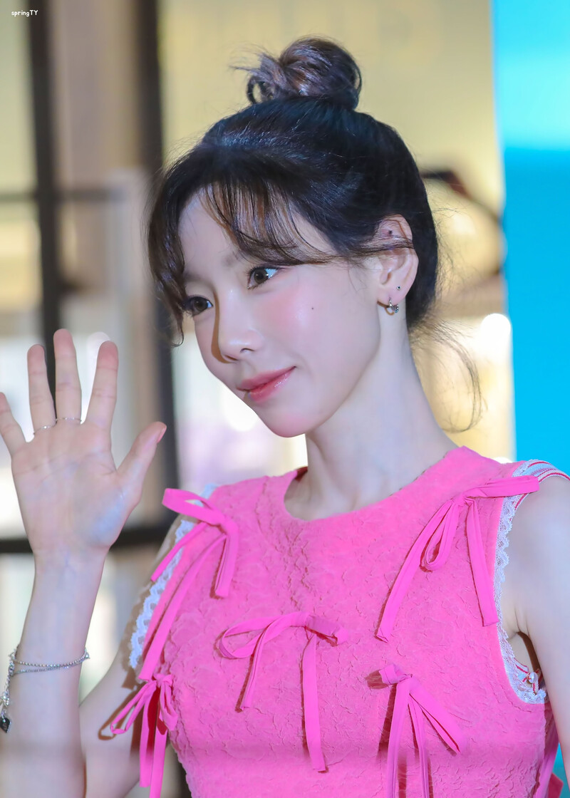 230330 Taeyeon - Benefit Pop-up Store Event documents 16