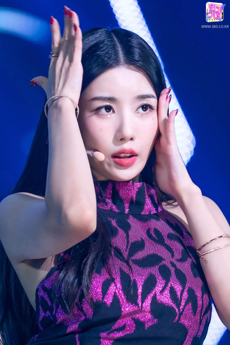 210912 Kwon Eunbi - 'Door' at Inkigayo documents 21