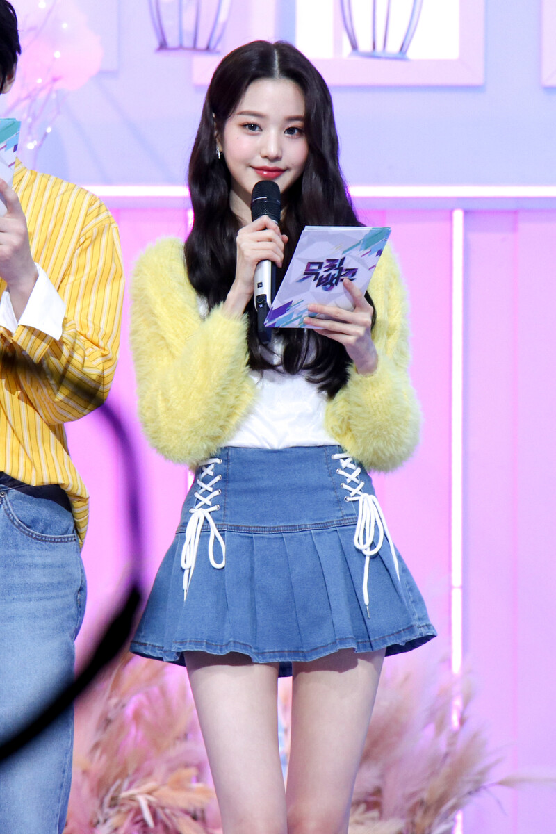 211018 Starship Naver Post - Wonyoung - Inkigayo MC Behind documents 1