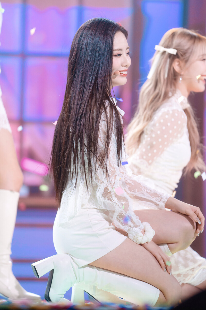 220123 fromis_9 Jiwon - 'DM' at Inkigayo documents 13