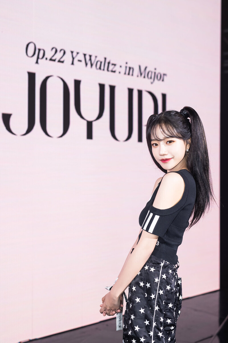 220602 Jo Yuri at "Op.22 Y-Waltz : in Major" Comeback Showcase documents 2