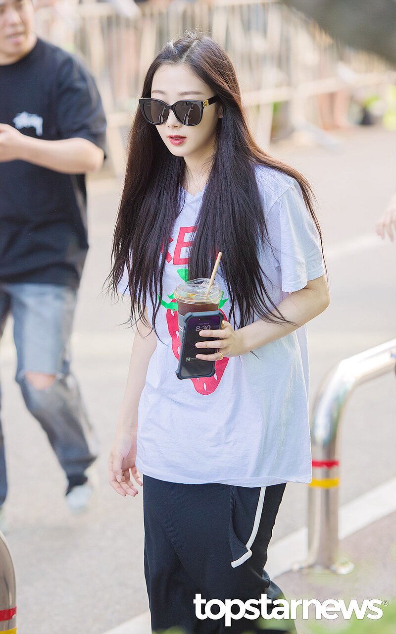 230519 aespa Giselle - Music Bank Commute | kpopping