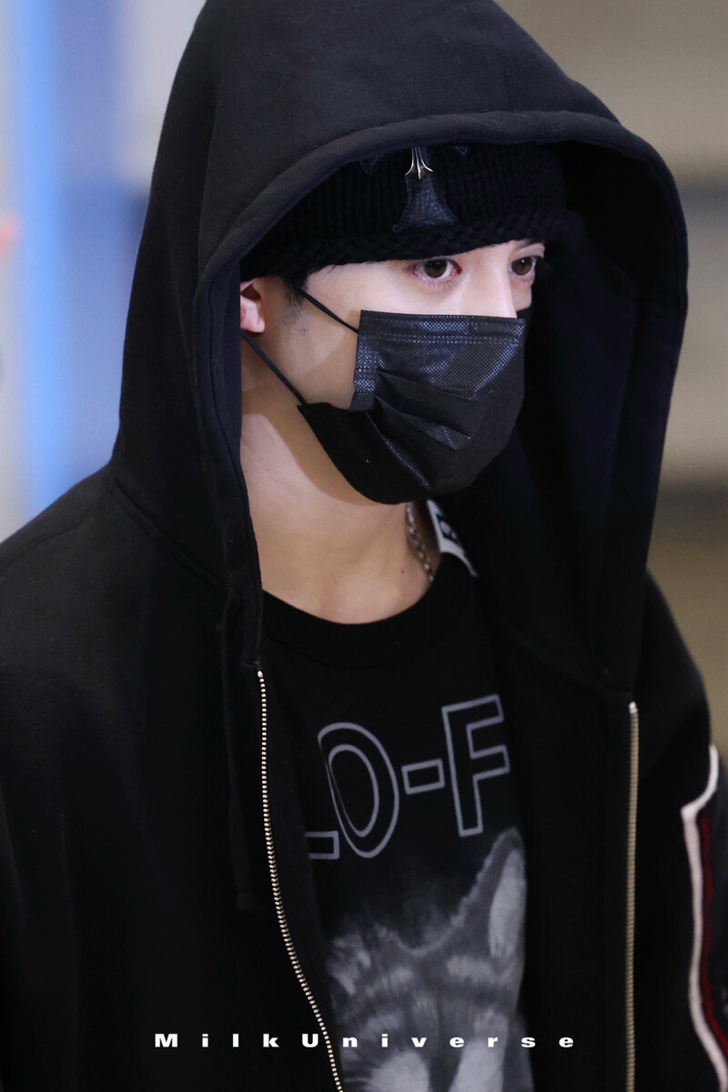 250106 Seventeen S.Coups at Incheon Airport documents 2