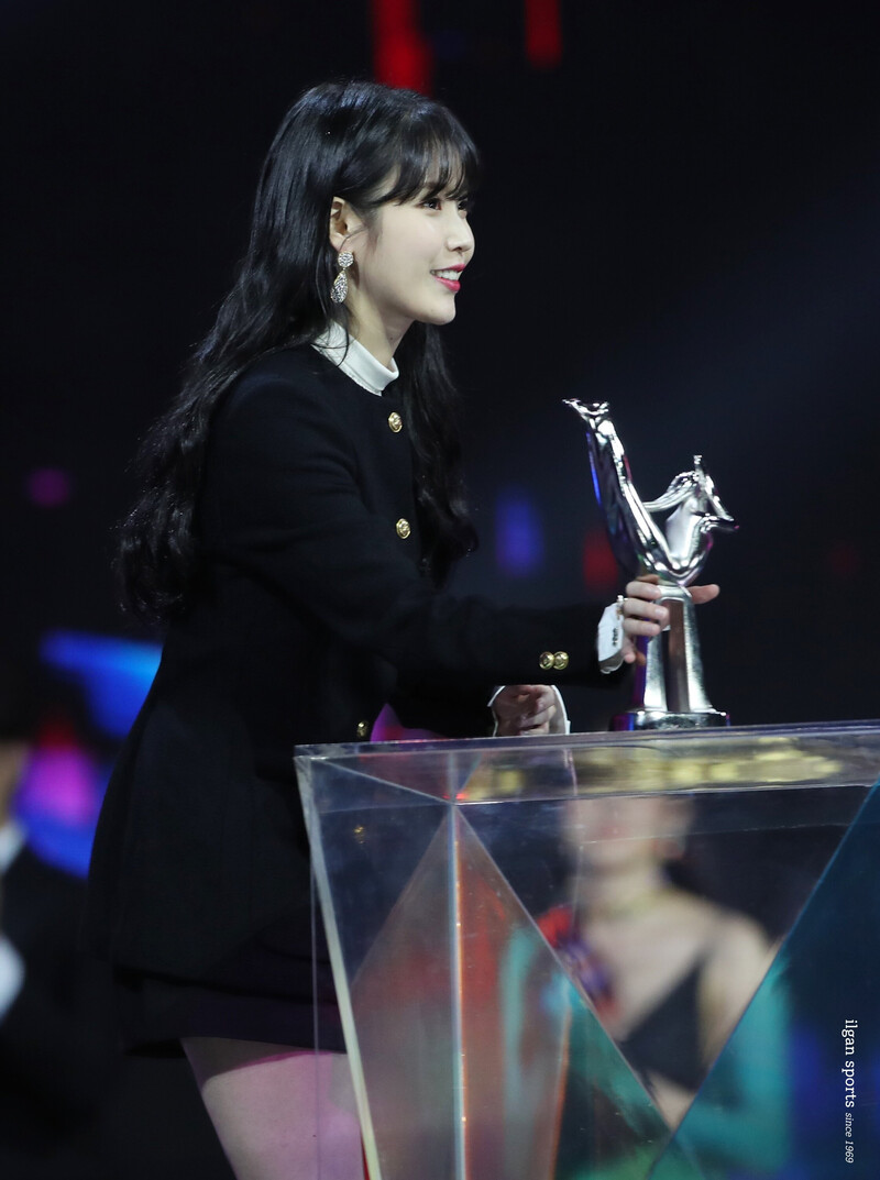 220108 IU at Golden Disc Awards documents 2