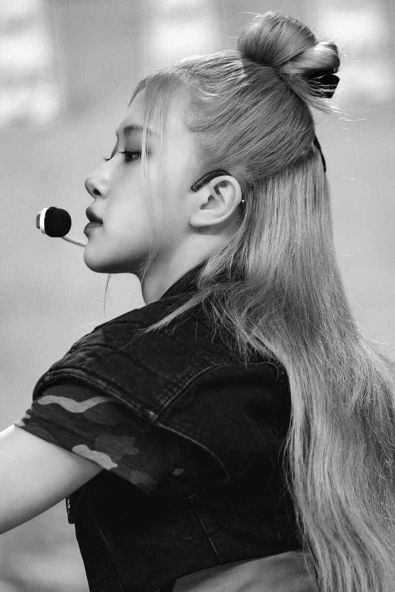 220828 BLACKPINK Rosé - 'Pink Venom' at Inkigayo documents 14