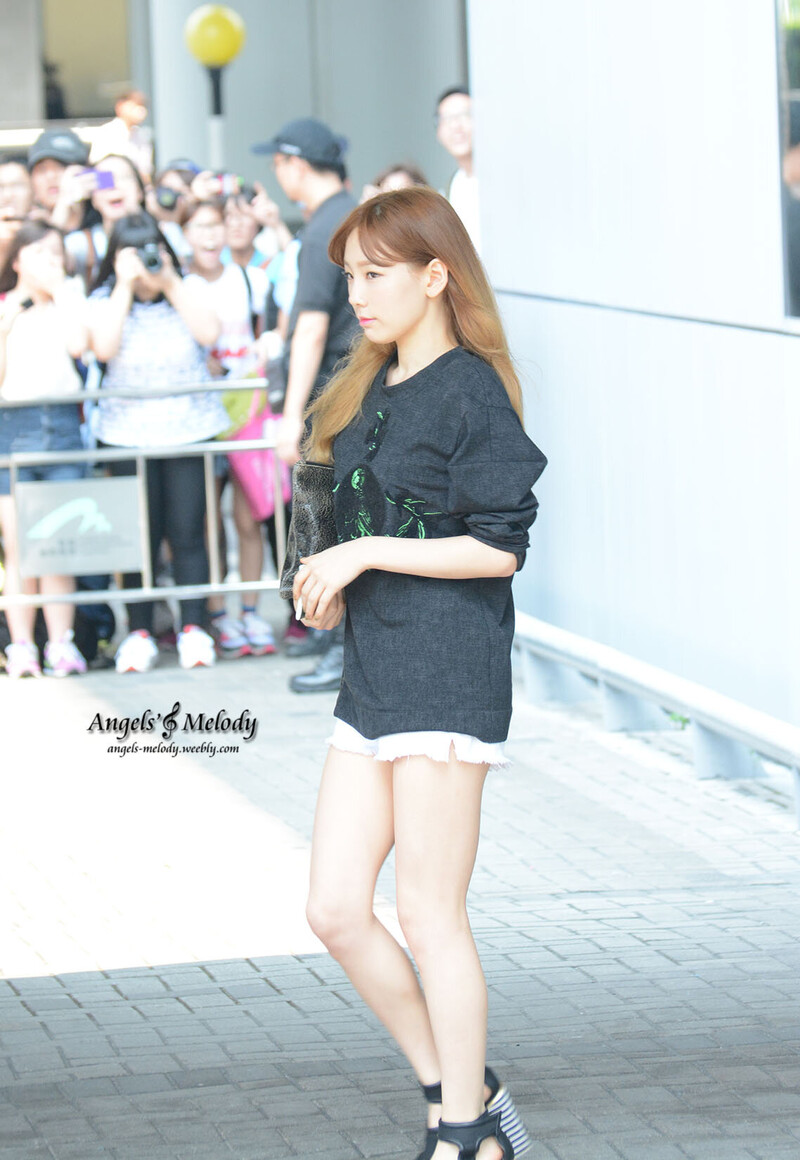 140802 Girls' Generation Taeyeon at Incheon & Hong Kong Airport documents 3