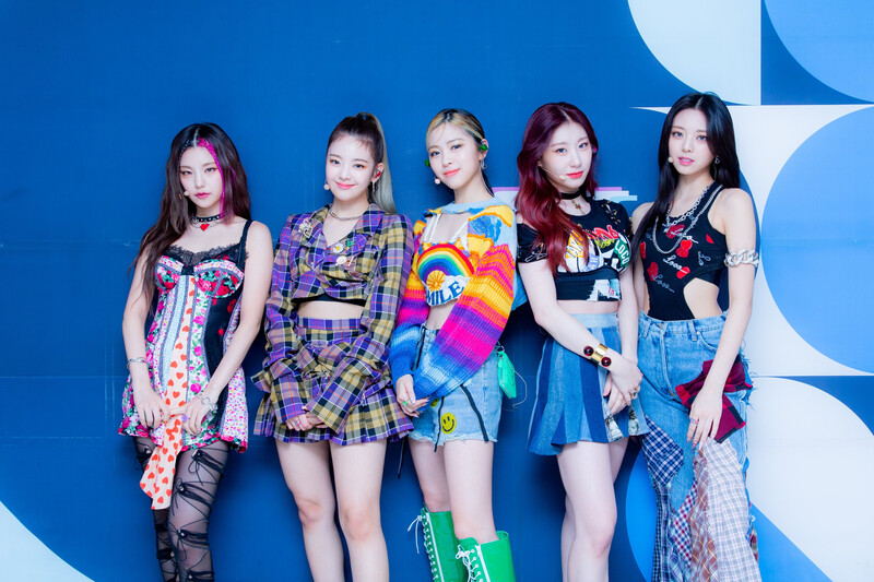 210926 SBS Twitter Update - ITZY at Inkigayo Photowall documents 2