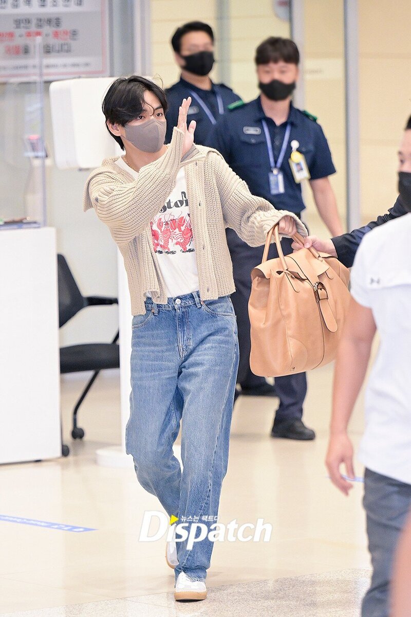 220901 BTS V at Incheon International Airport documents 7