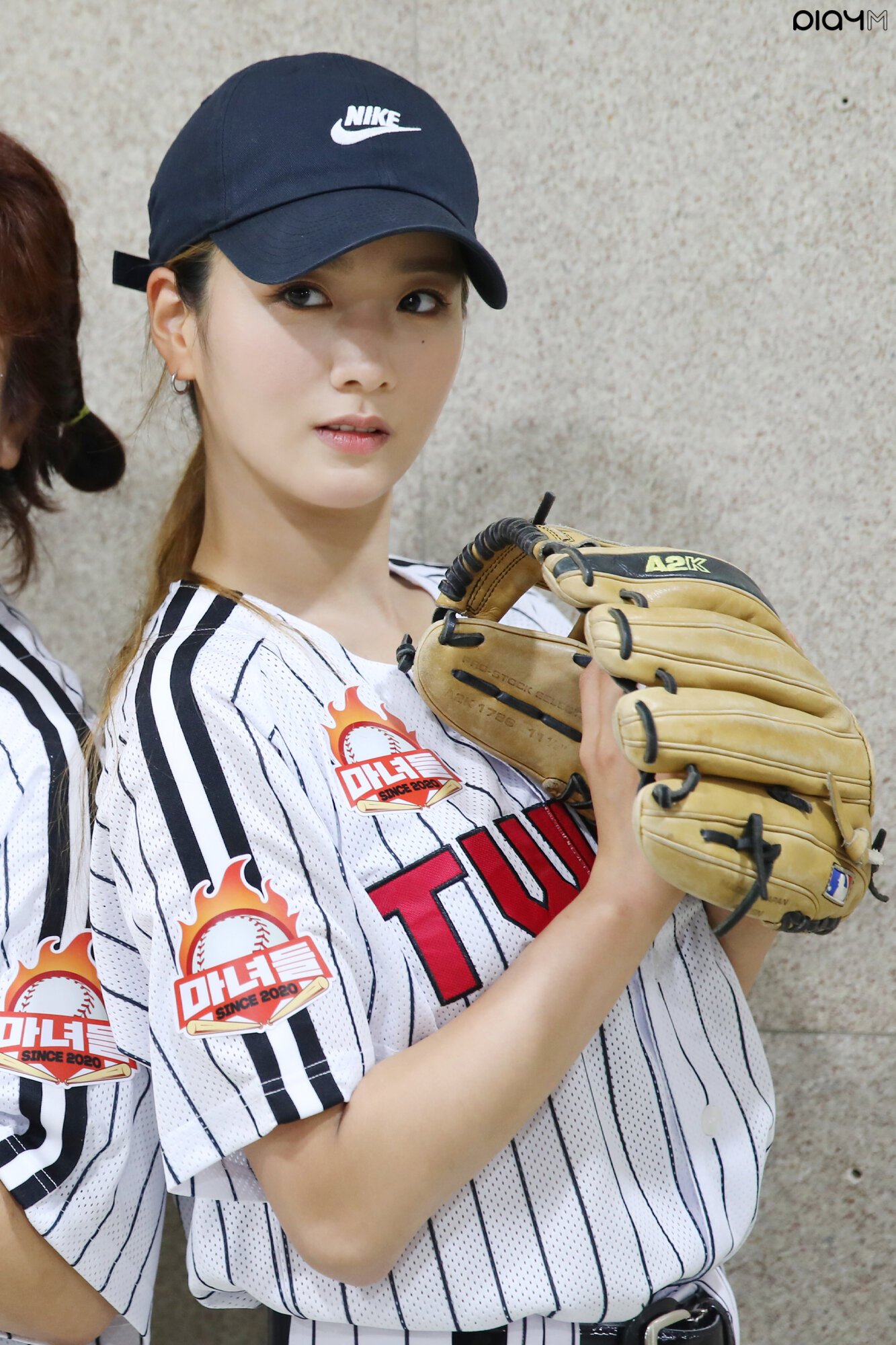 210604 PlayM Naver Post - Apink's Bomi LG Twins First Pitch Behind