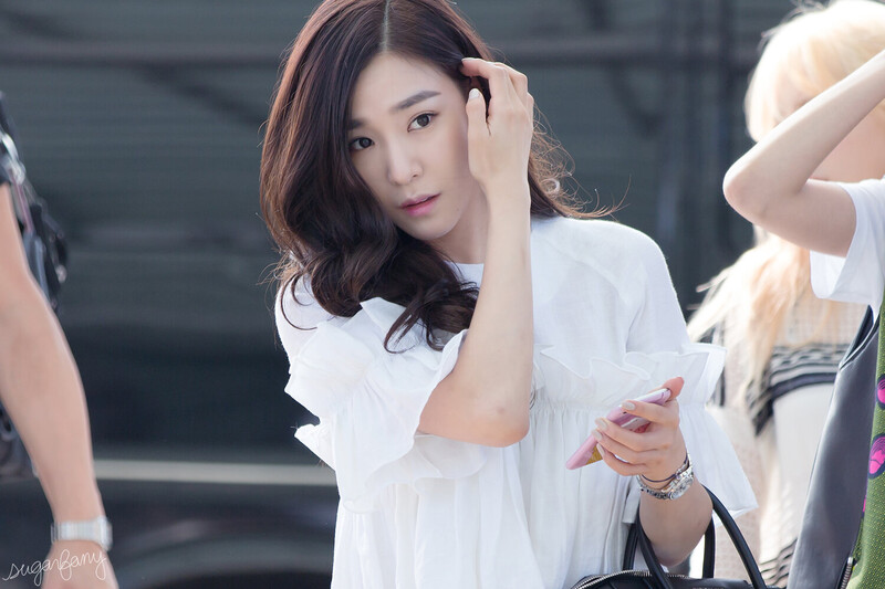 150806 Girls' Generation Tiffany at Incheon Airport documents 3