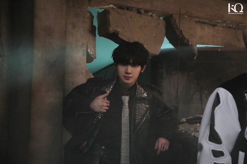 220220 - Naver - Don't Stop MV Behind The Scenes documents 2