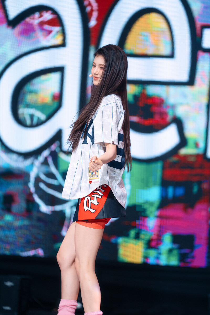 220807 NewJeans Danielle 'Attention' at Inkigayo documents 14