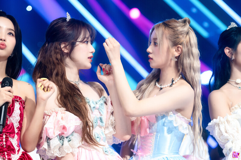 230604 (G)I-DLE Yuqi & Shuhua - ‘Queencard’ at Inkigayo documents 1