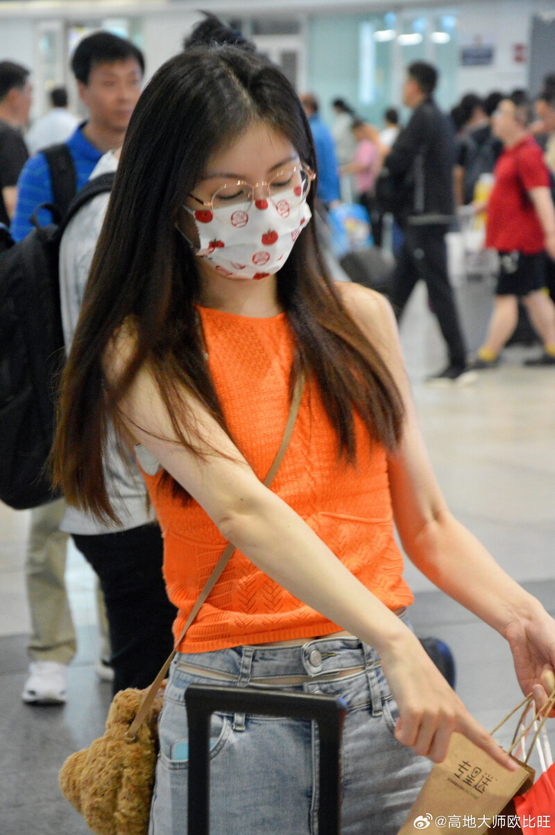 230721 Chen Lin at Beijing Airport documents 6