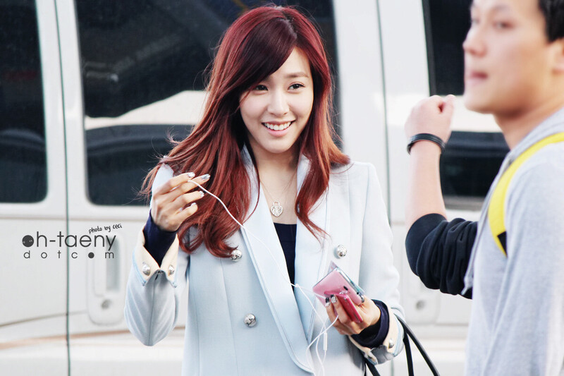 130308 Girls' Generation Tiffany at Incheon Airport documents 2