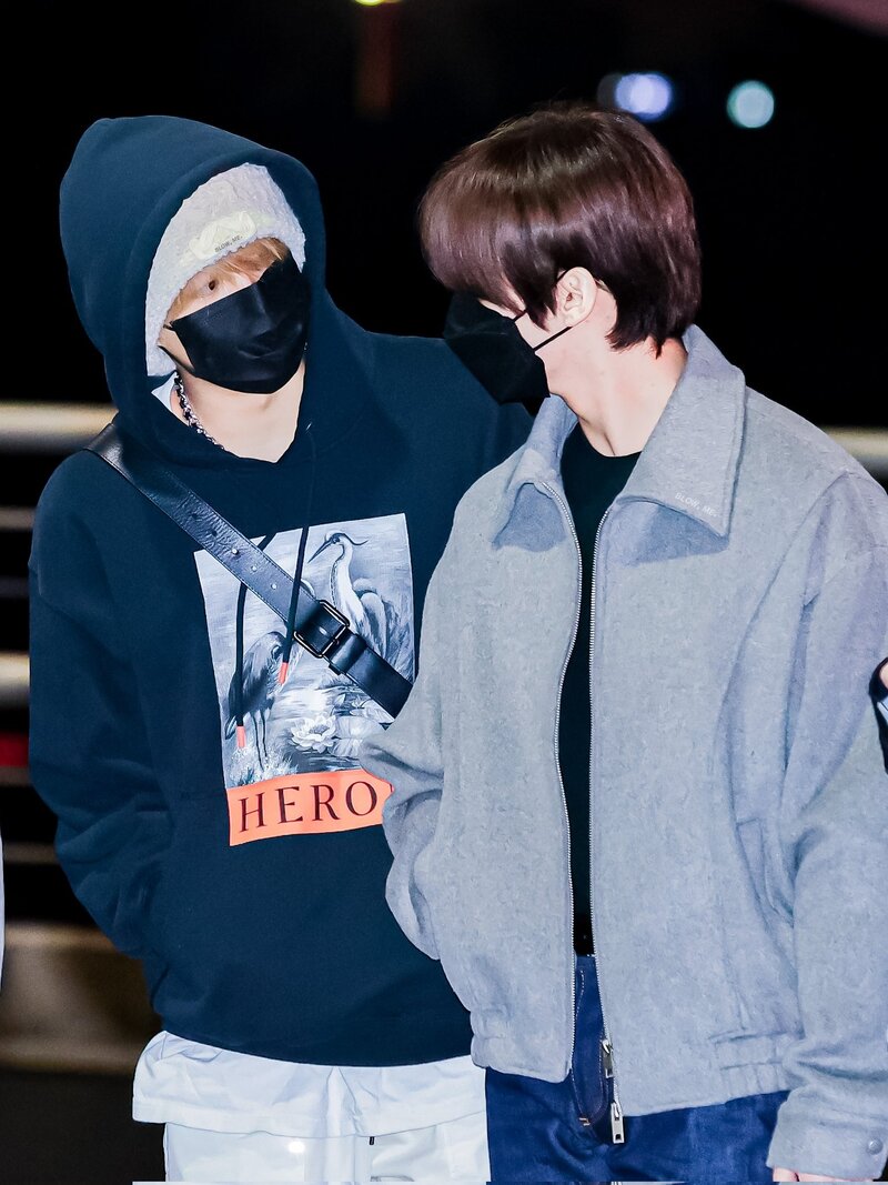 230215 Stray Kids Lee Know & Han at Incheon International Airport documents 3
