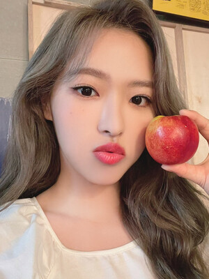 211013 LOONA Twitter Update - Olivia Hye