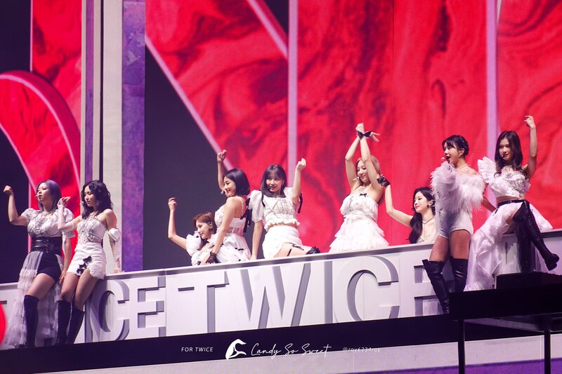 220514 TWICE - 4th World Tour ‘Ⅲ’ Encore in Los Angeles Day 1 documents 2
