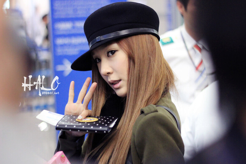 121109 Girls' Generation Tiffany at Gimpo & Incheon Airports documents 4