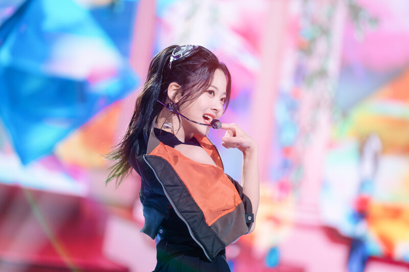 220508 LE SSERAFIM Eunchae - 'Blue Flame' at Inkigayo documents 12