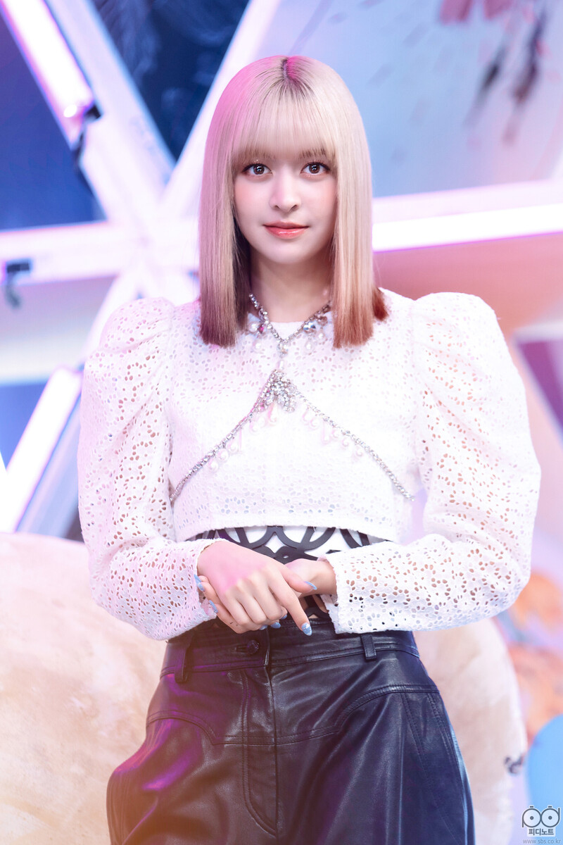 220925 NMIXX Lily - 'DICE' at Inkigayo documents 1