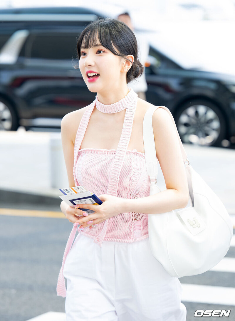 230511 VIVIZ Eunha at Incheon International Airport documents 4