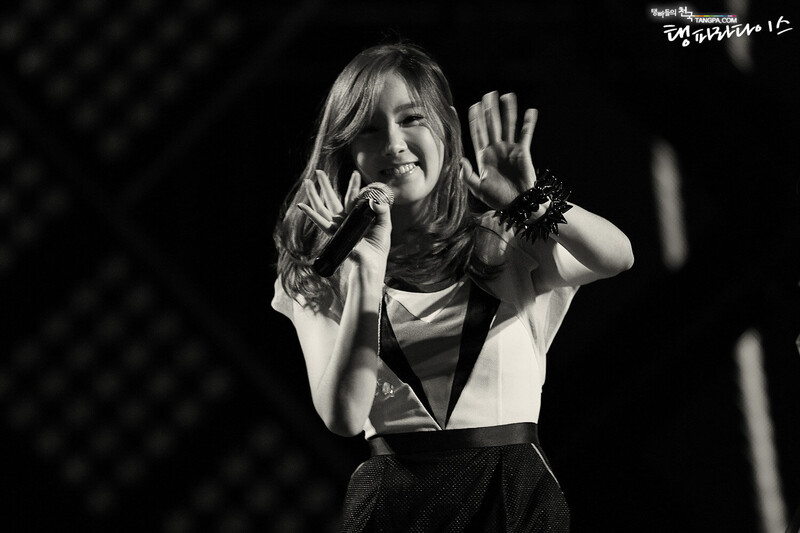 121015 Girls' Generation Taeyeon at Yeosu Expo documents 15