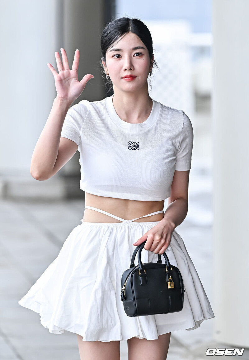 230713 Eunbi at Seoul's Gimpo International Airport heading to Japan documents 3