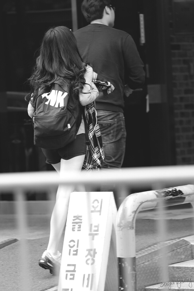 150911 Girls' Generation Tiffany and Sooyoung at Music Bank documents 4