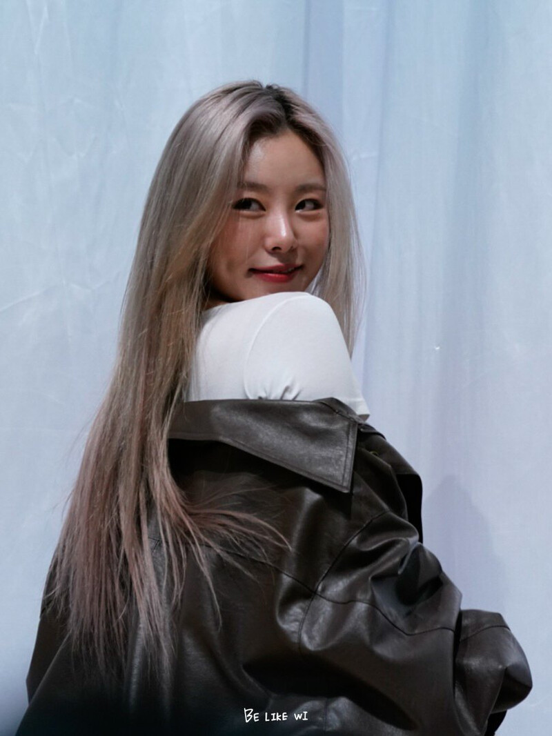 231112 Whee In - Apple Music Fansign Event documents 26