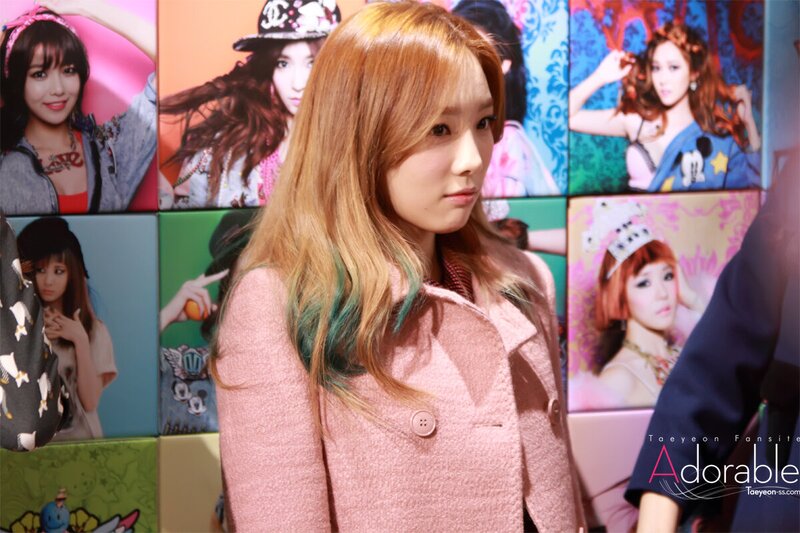 130102 Girls' Generation Taeyeon at SM Pop-up store documents 1