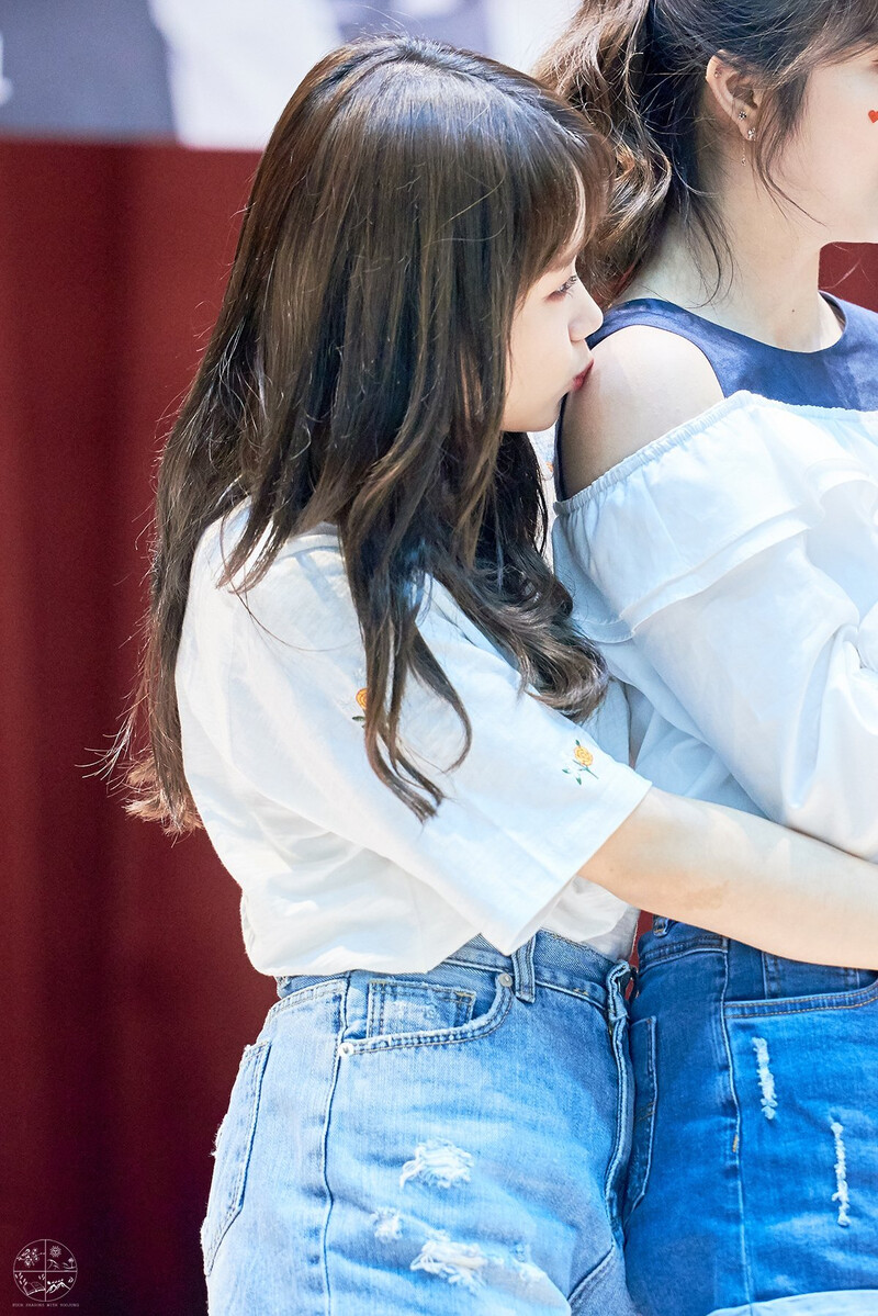 180429 Weki Meki Yoojung at Hongdae 'Lucky' Fansign documents 2