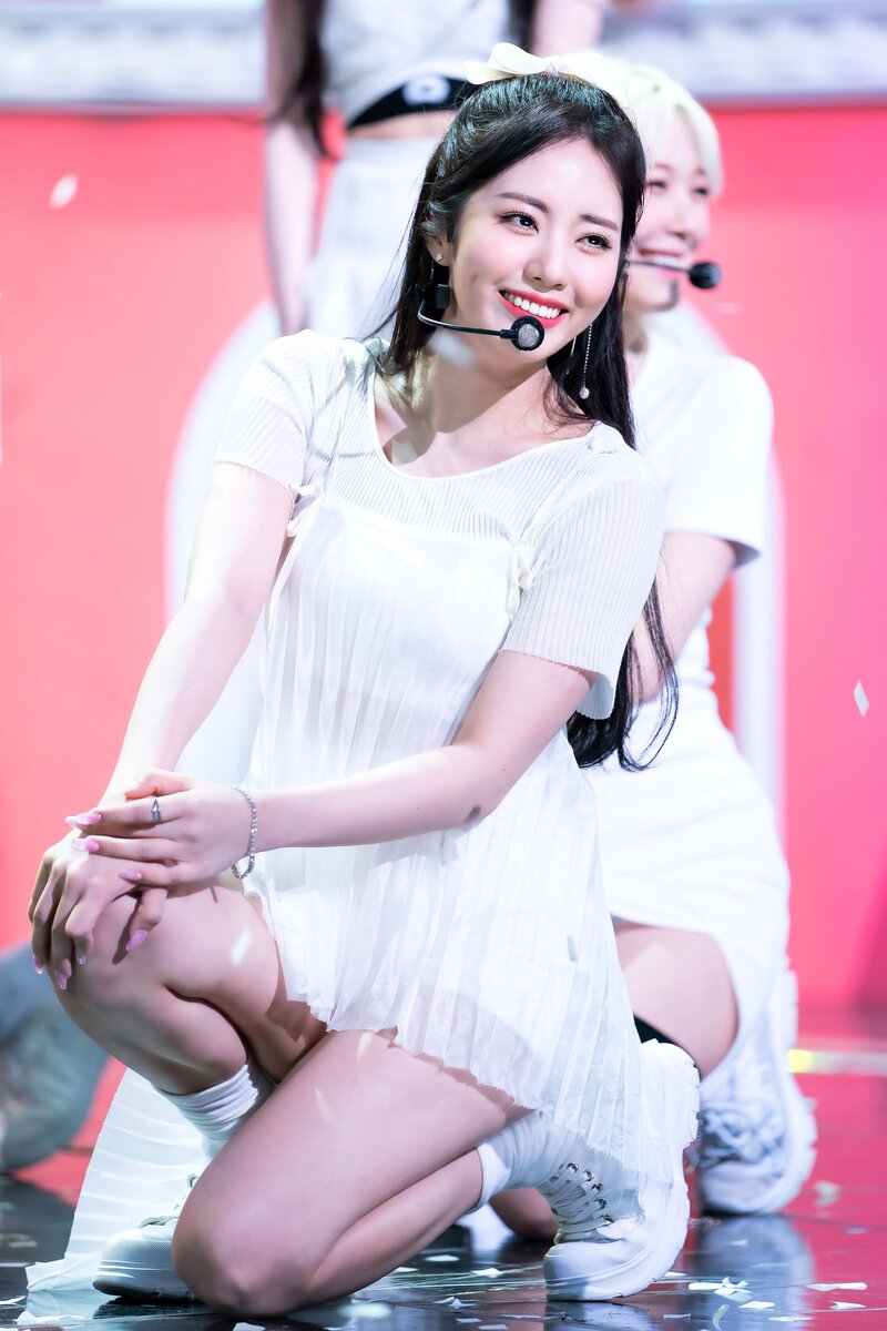 210905 fromis_9 - 'Talk & Talk' at Inkigayo documents 2