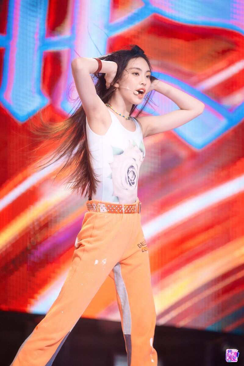 220814 NewJeans Hyein - 'Attention' at Inkigayo documents 8