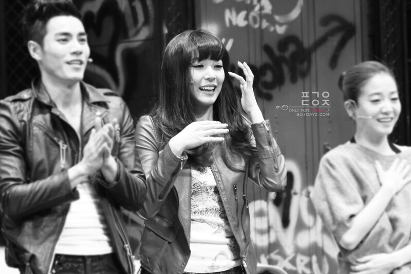 111221 Girls' Generation Tiffany at FAME! Musical First Show documents 15