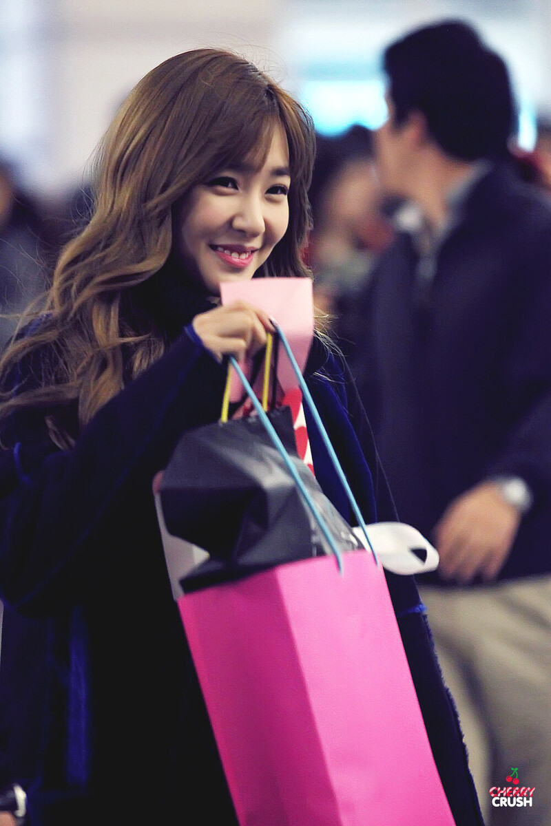 141123 Girls' Generation Tiffany at Incheon Airport documents 3