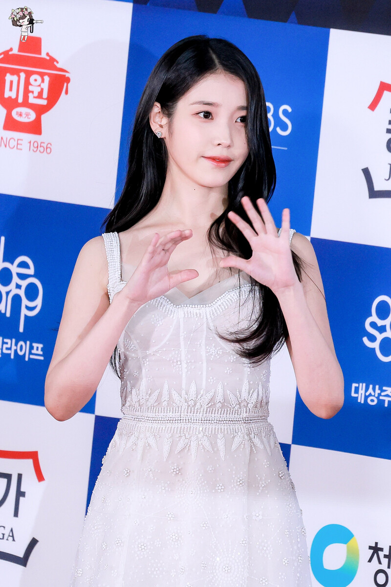221125 IU at 43rd Blue Dragon Film Awards Red Carpet documents 4