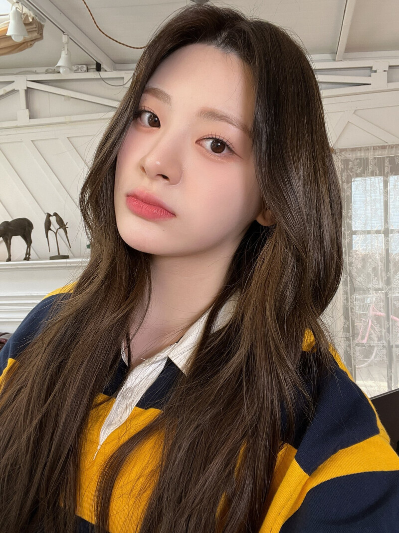 230307 STAYC Twitter Update - Seeun documents 2