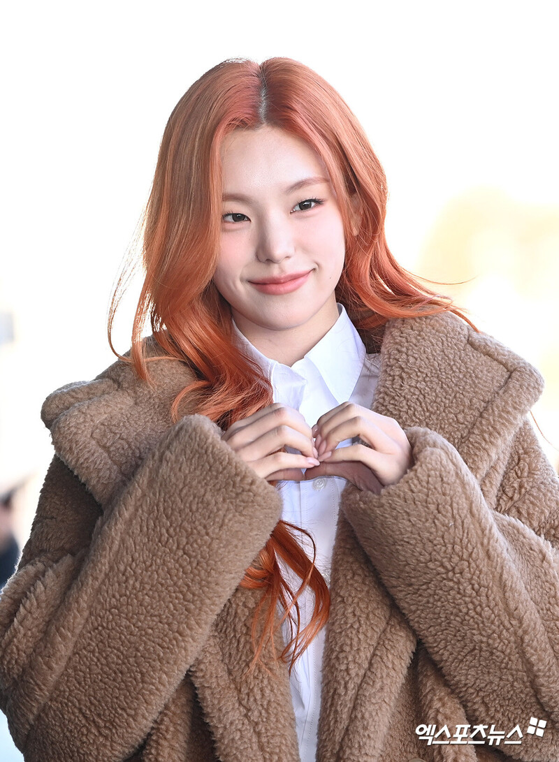 231201 ITZY Yeji at Gimpo International Airport documents 11