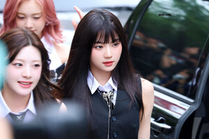 240712 STAYC Isa - Music Bank Commute