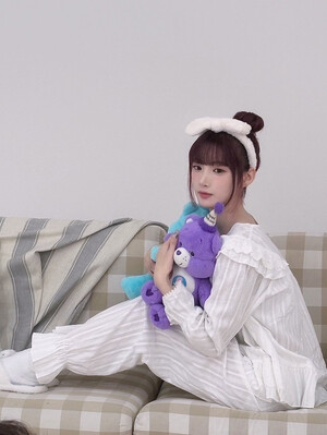 241118 - PURPLE KISS Twitter Update with YUKI