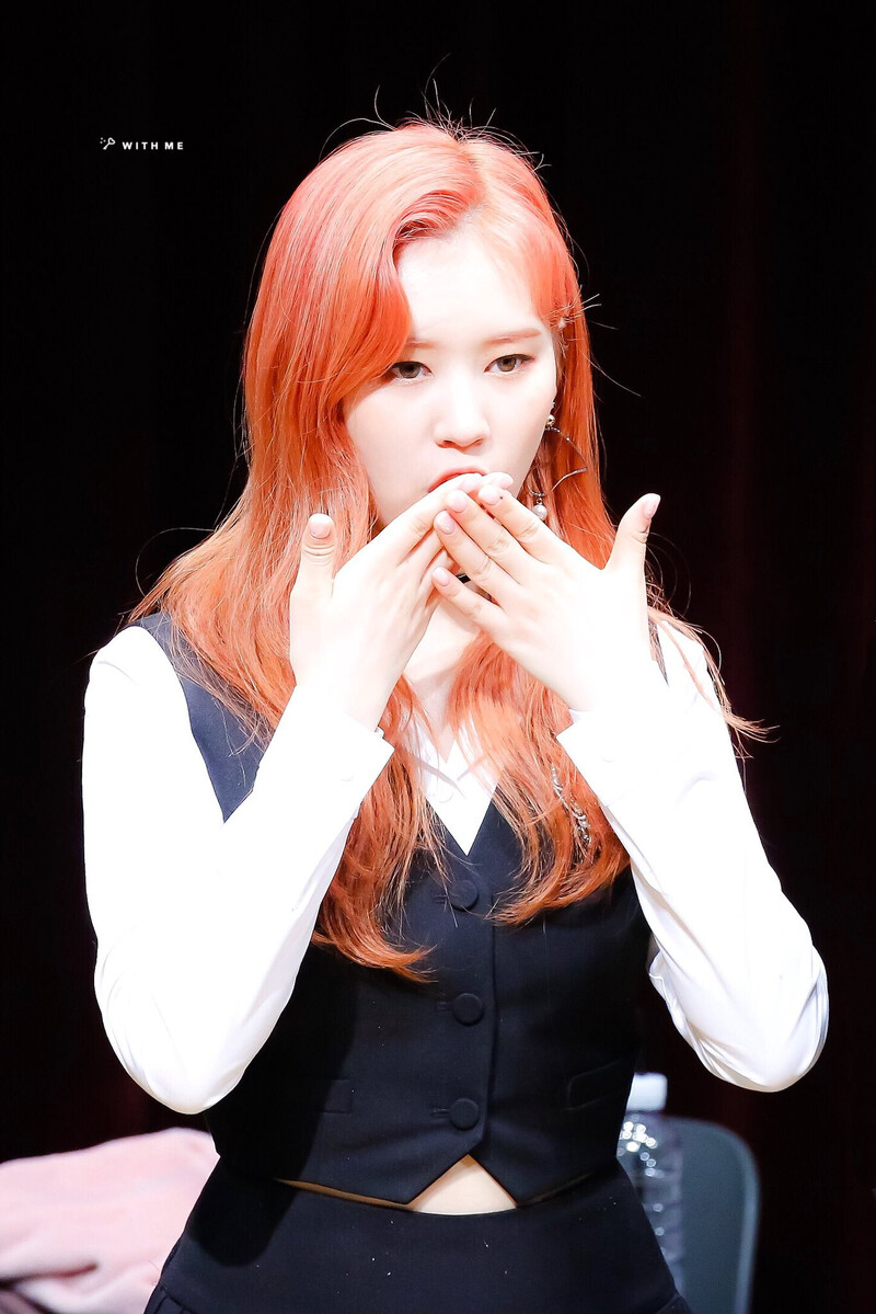 180324 Weki Meki Elly at 'Lucky' Suwon Fansign documents 4