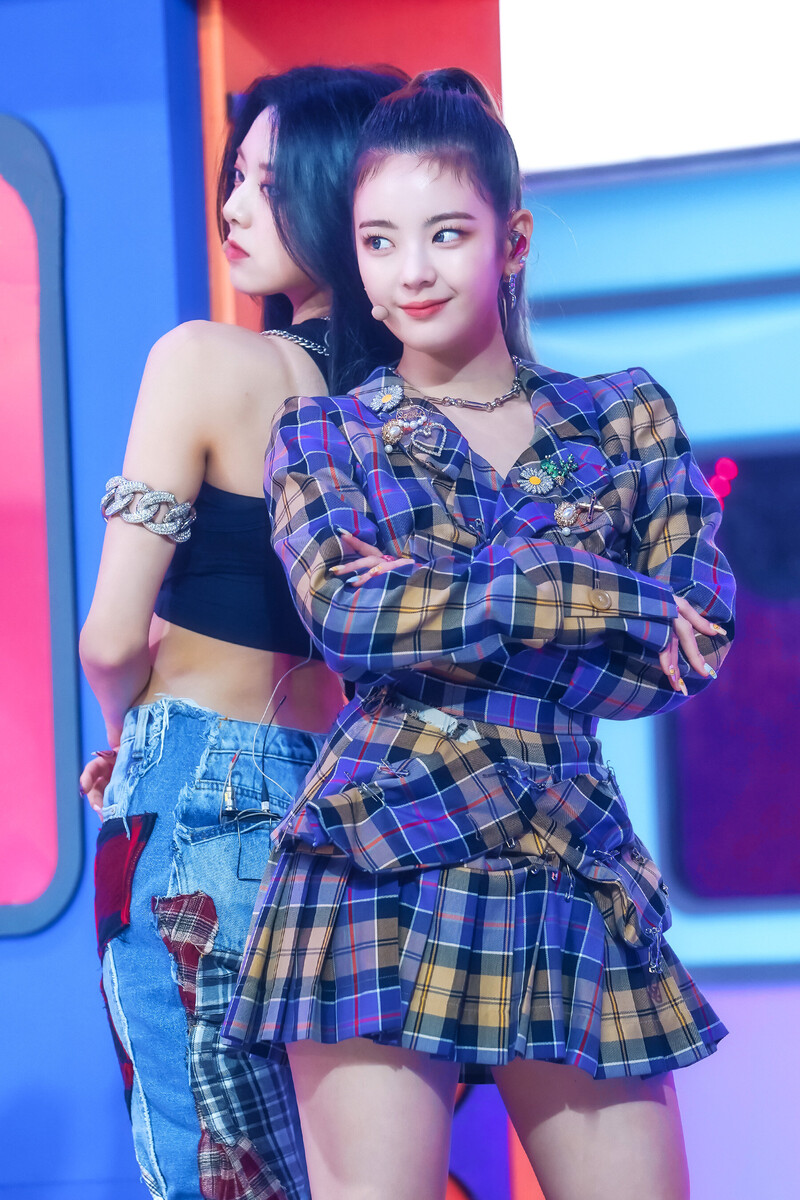 210926 ITZY - 'LOCO' at Inkigayo documents 8