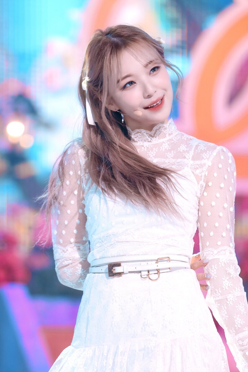 220123 fromis_9 Jiheon - 'DM' at Inkigayo documents 12