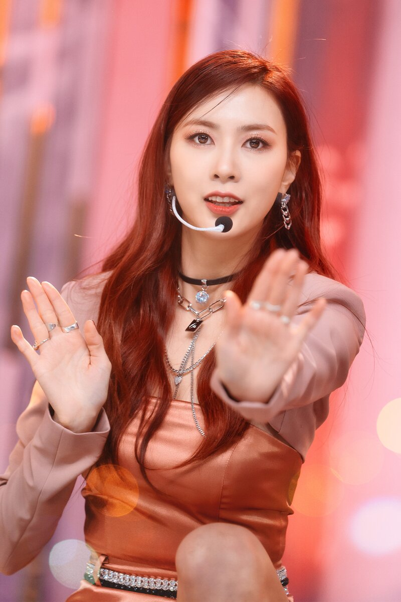 220220 Apink Hayoung - 'Dilemma' at Inkigayo documents 12