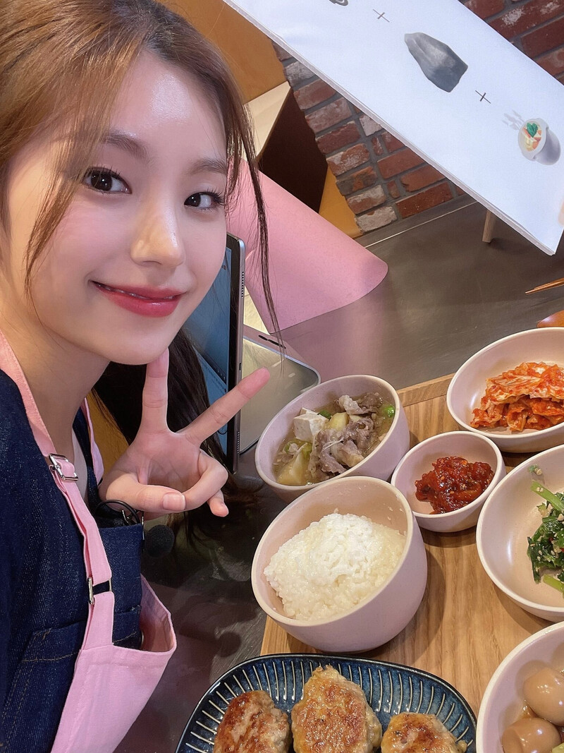 220501 ITZY Instagram Update - Yeji documents 2