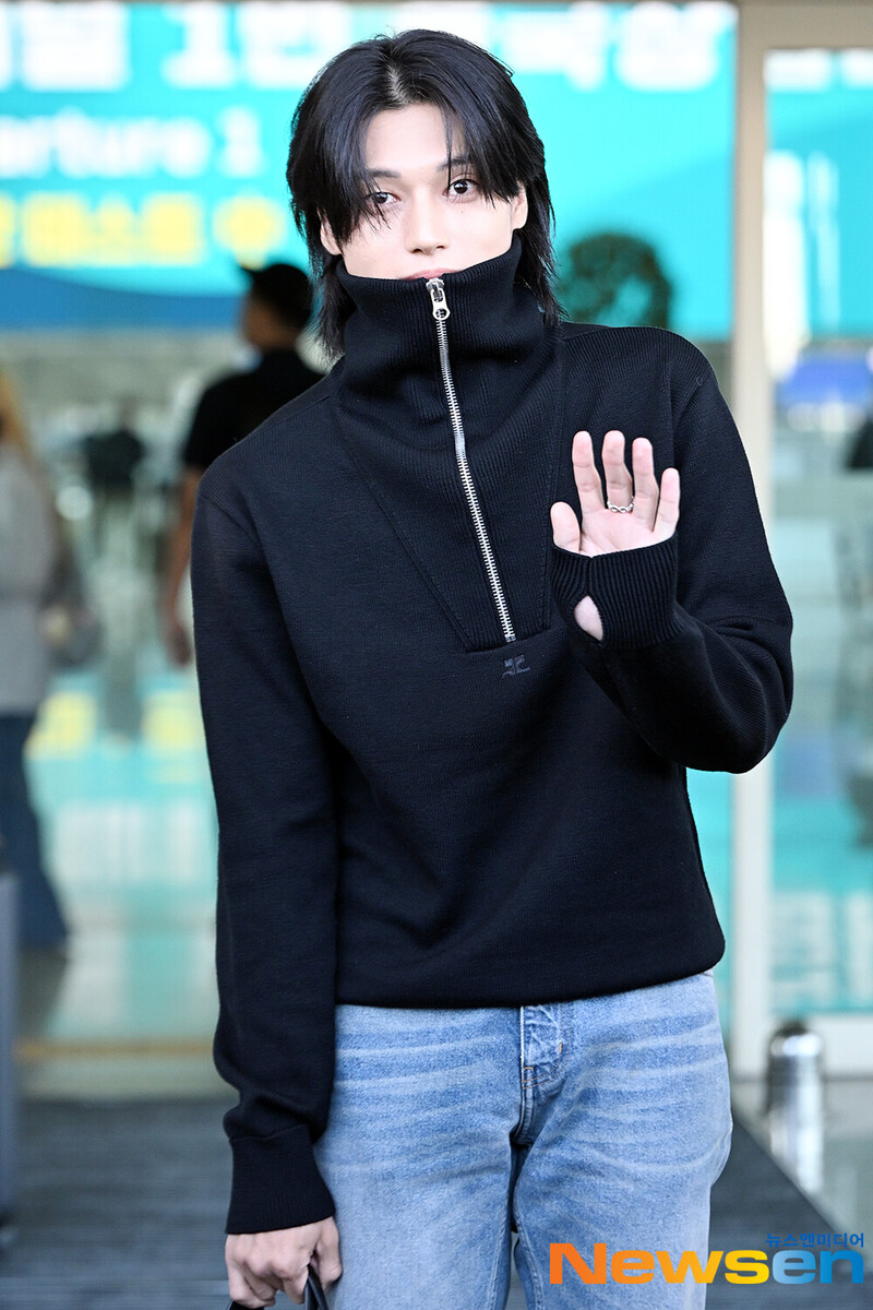 240924 ATEEZ Wooyoung at Incheon International Airport documents 3